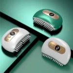 Tres masajeadores eléctricos de diseño ergonómico en verde esmeralda, blanco y gris claro, con cabezales de silicona flexible y panel de control digital con indicador de nivel 2.