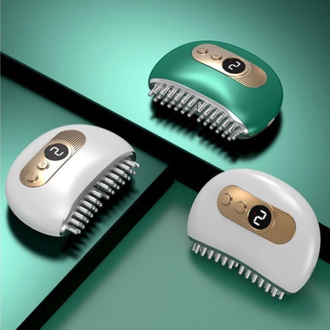 Tres masajeadores eléctricos de diseño ergonómico en verde esmeralda, blanco y gris claro, con cabezales de silicona flexible y panel de control digital con indicador de nivel 2.