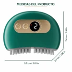 Masajeador eléctrico verde con pantalla digital y púas metálicas, mostrando medidas de 9.7 cm de ancho y 7.4 cm de alto.