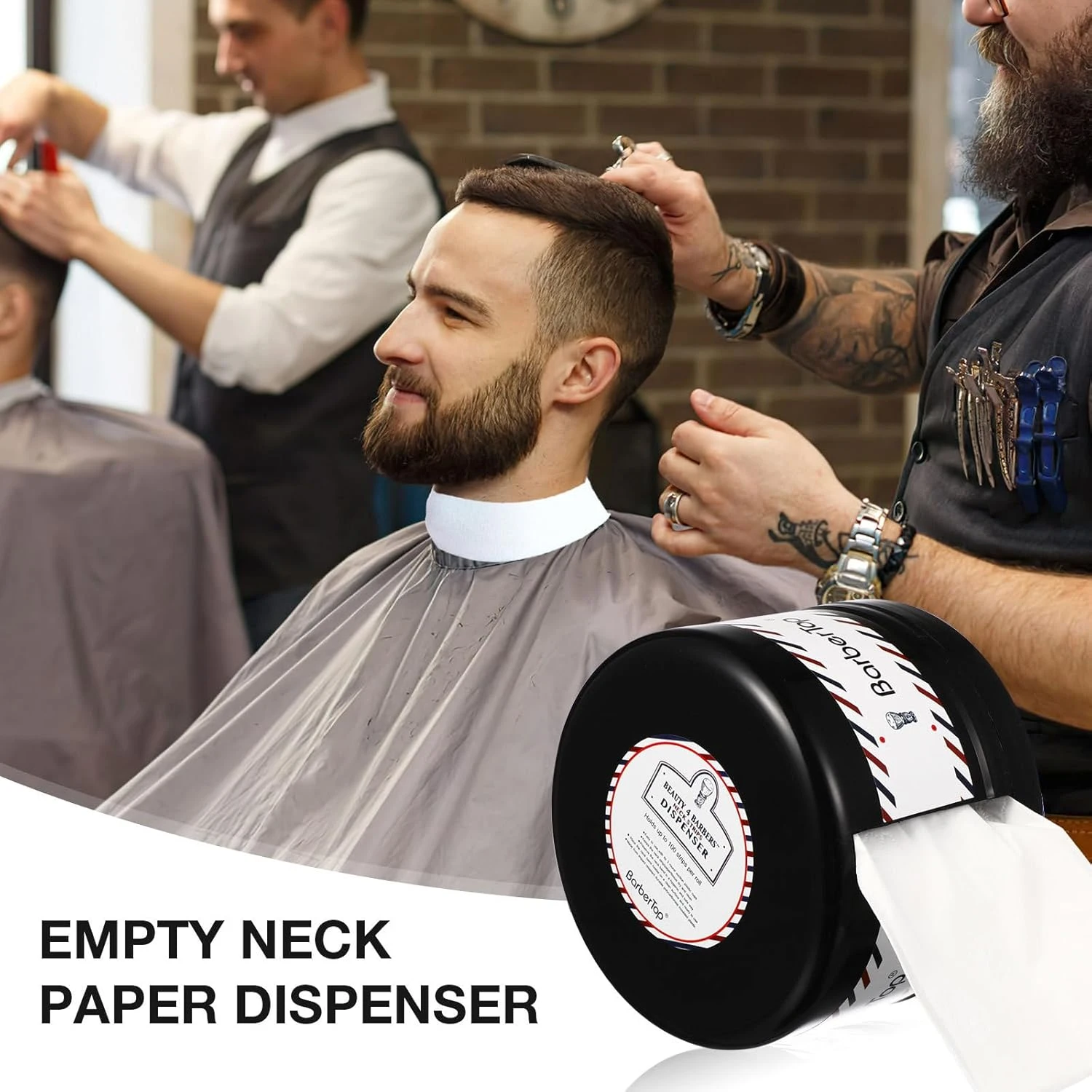 Dispensador de papel negro con salida lateral, montado en barbero mientras corta cabello. Incluye rollo blanco con etiqueta visible.