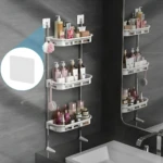 Organizador de baño de tres niveles en color blanco, montado sobre una cisterna oscura. Incluye estantes con botellas y accesorios, y un panel reflectante lateral.