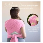 Mujer usando fular cargador de bebé en color rosa, con nudos traseros y flechas indicando distribución de peso en espalda y hombros.
