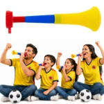 Vuvuzela tricolor pequeña en rojo, azul y amarillo, con familia colombiana animando fútbol usando el silbato.