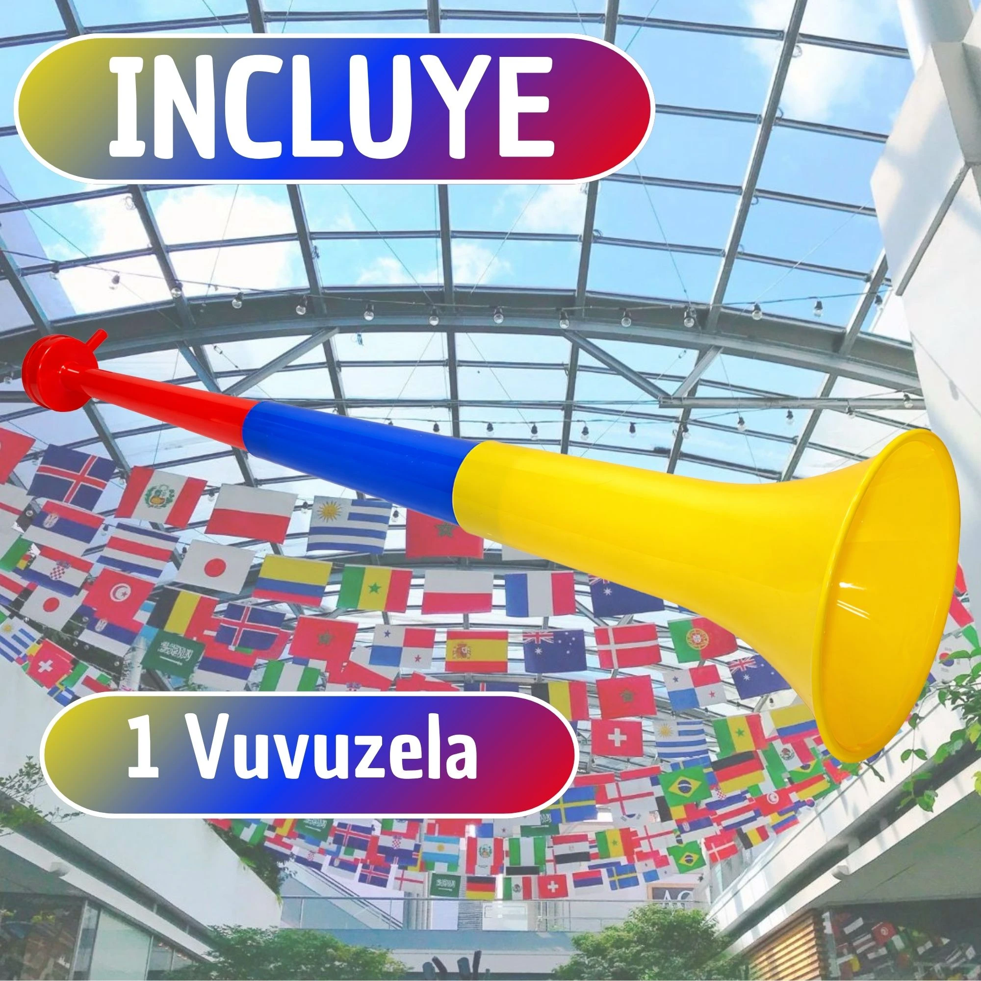 Vuvuzela tricolor pequeña en color amarillo, azul y rojo, con boquilla roja, sobre fondo de techo de vidrio con banderas internacionales. Incluye texto "INCLUYE 1 Vuvuzela".