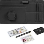 Organizador negro para visera de carro, con compartimentos para tarjetas, billetes y documentos, mostrando contenido incluido.