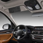 Organizador para visera de carro en color negro, instalado en el techo del interior de un vehículo, con compartimentos para documentos y dinero.