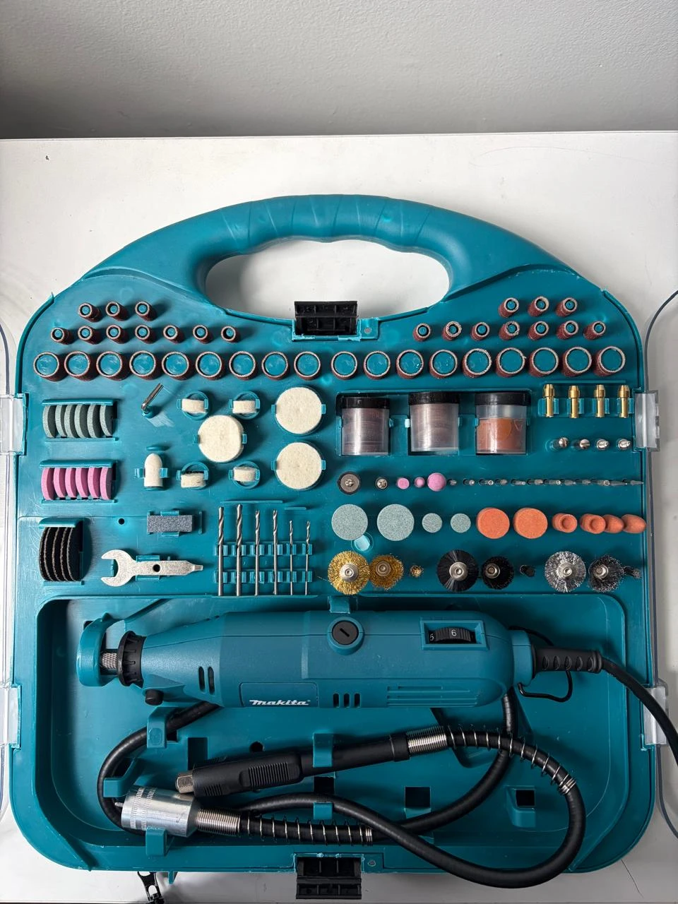 Motortool Makita de alta velocidad - Realiza desbaste y pulido preciso en espacios reducidos