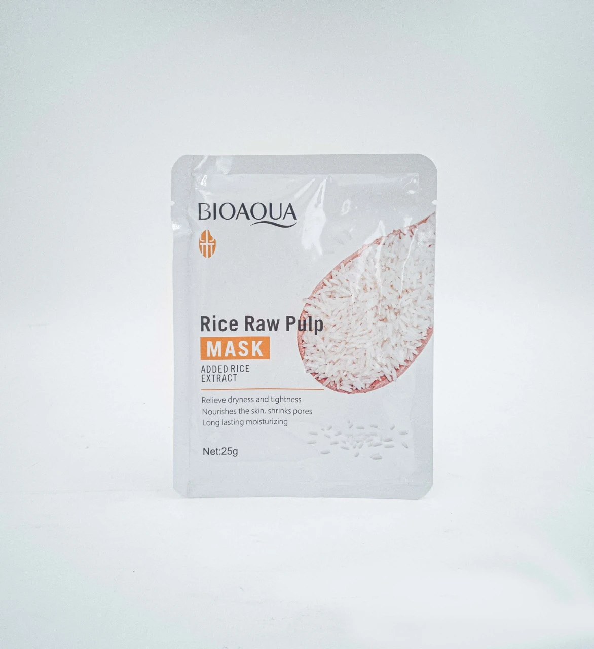 Mascarilla facial de velo Rice Raw Pulp Bioaqua en sobre blanco de 25g con de cuchara de madera llena de granos de arroz blanco