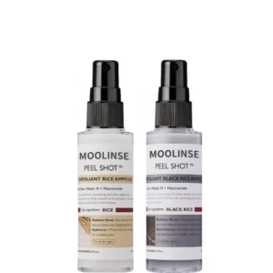 Dos botellas de spray Moolinse, una con etiqueta beige y otra gris, mostrando sus variantes de arroz blanco y negro para hidratación y revitalización.