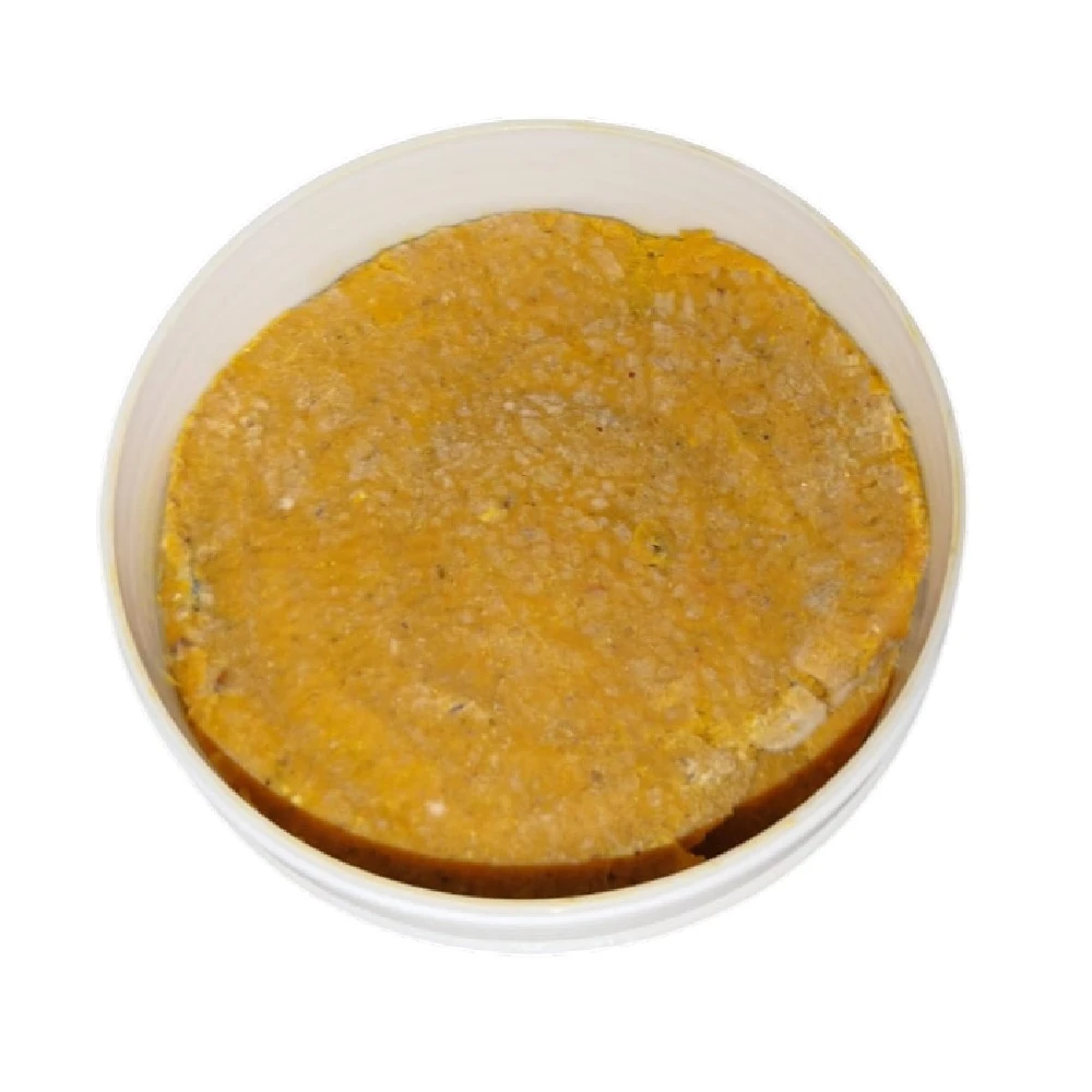 Vista superior de masa de pesca natural Chontaduro en recipiente blanco, textura granulada color amarillo anaranjado, ideal para ríos y lagos.