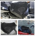 Cojín negro con malla hexagonal para asiento de moto, mostrando ventilación activa y ajuste con correas en tres vistas: instalada, plana y en uso sobre asiento rojo.