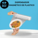 Dispensador magnético de plástico blanco con cortador invisible, mostrando uso práctico sobre plato de pasta en mano, fondo azul claro con textura de puntos.