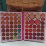 Paleta profesional de 65 sombras y brillos en tonos cálidos, fríos y neutros, abierta mostrando disposición de colores y texturas.