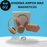 Diadema Airpod Max en color beige, con almohadillas magnéticas y caja incluida, sobre fondo azul claro con accesorios visibles.