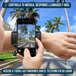 Holder deportivo para celular en color negro, montado en el antebrazo con sistema de sujeción ajustable. Muestra uso activo al aire libre bajo cielo azul, con palmeras y calle en fondo. Incluye soporte frontal y lateral para estabilidad durante ejercicio.