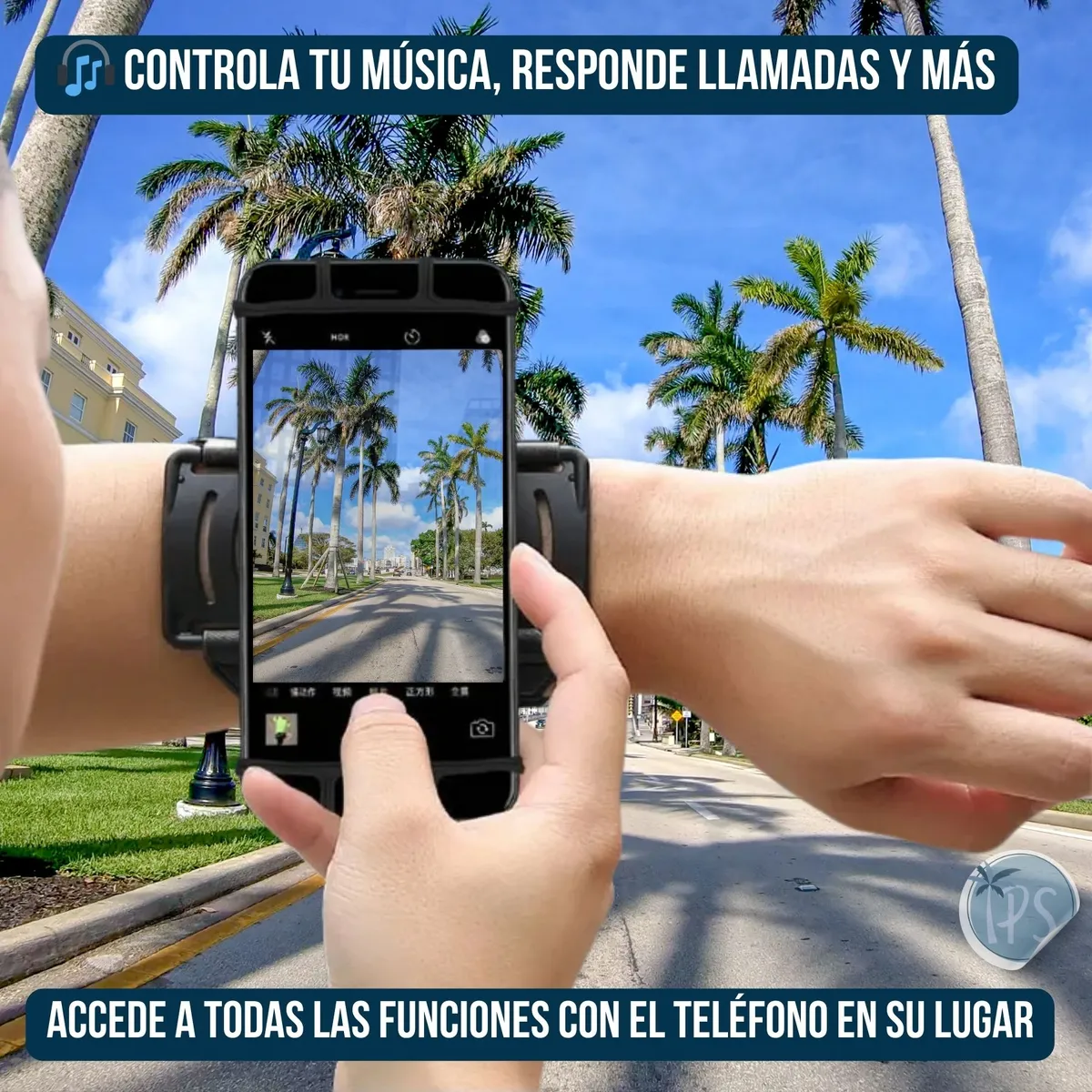 Holder deportivo para celular en color negro, montado en el antebrazo con sistema de sujeción ajustable. Muestra uso activo al aire libre bajo cielo azul, con palmeras y calle en fondo. Incluye soporte frontal y lateral para estabilidad durante ejercicio.