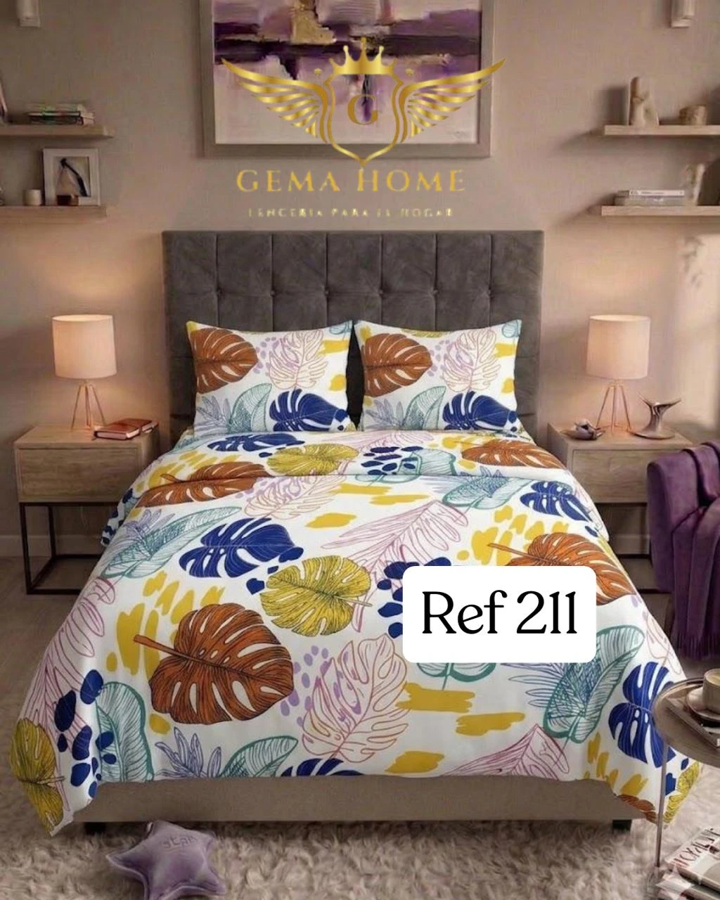 Juego de sábanas de polialgodón con estampado tropical multicolor sobre fondo blanco, mostrando colcha, dos almohadas y cabecero gris en habitación decorada.