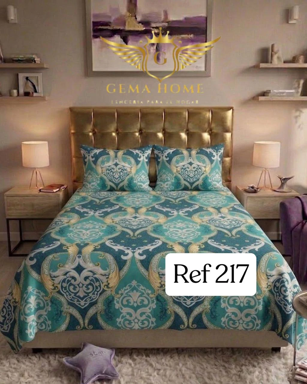 Juego de sábanas de polialgodón 800 hilos con planchado permanente, color turquesa y dorado, con diseño damasco, sobre cama con cabecero tapizado en color dorado.