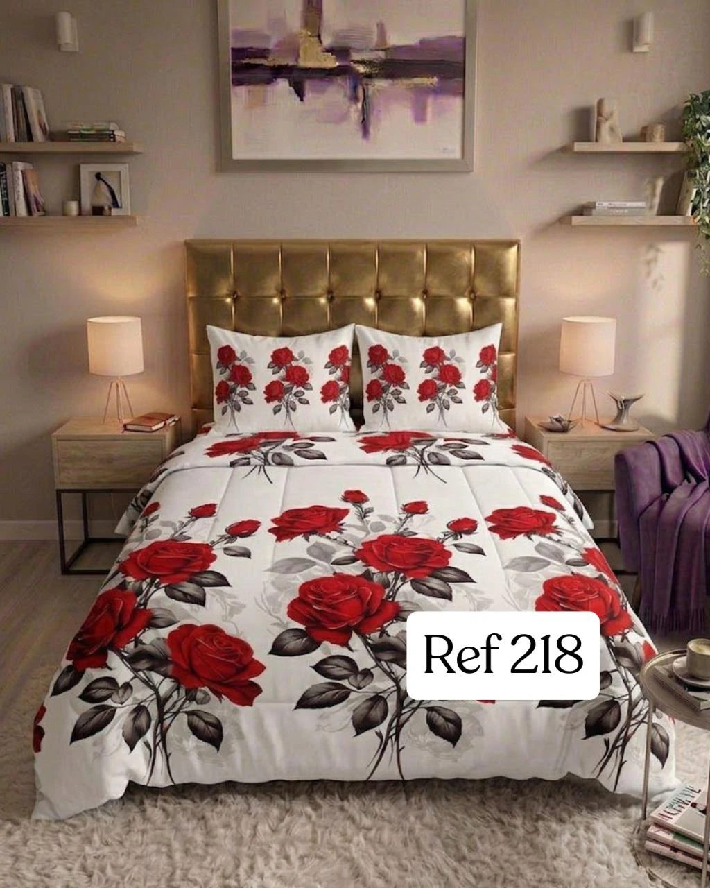 Juego de sábanas de polialgodón con estampado de rosas rojas sobre fondo blanco, colgado en cama con cabecero dorado y mesitas de noche con lámparas.