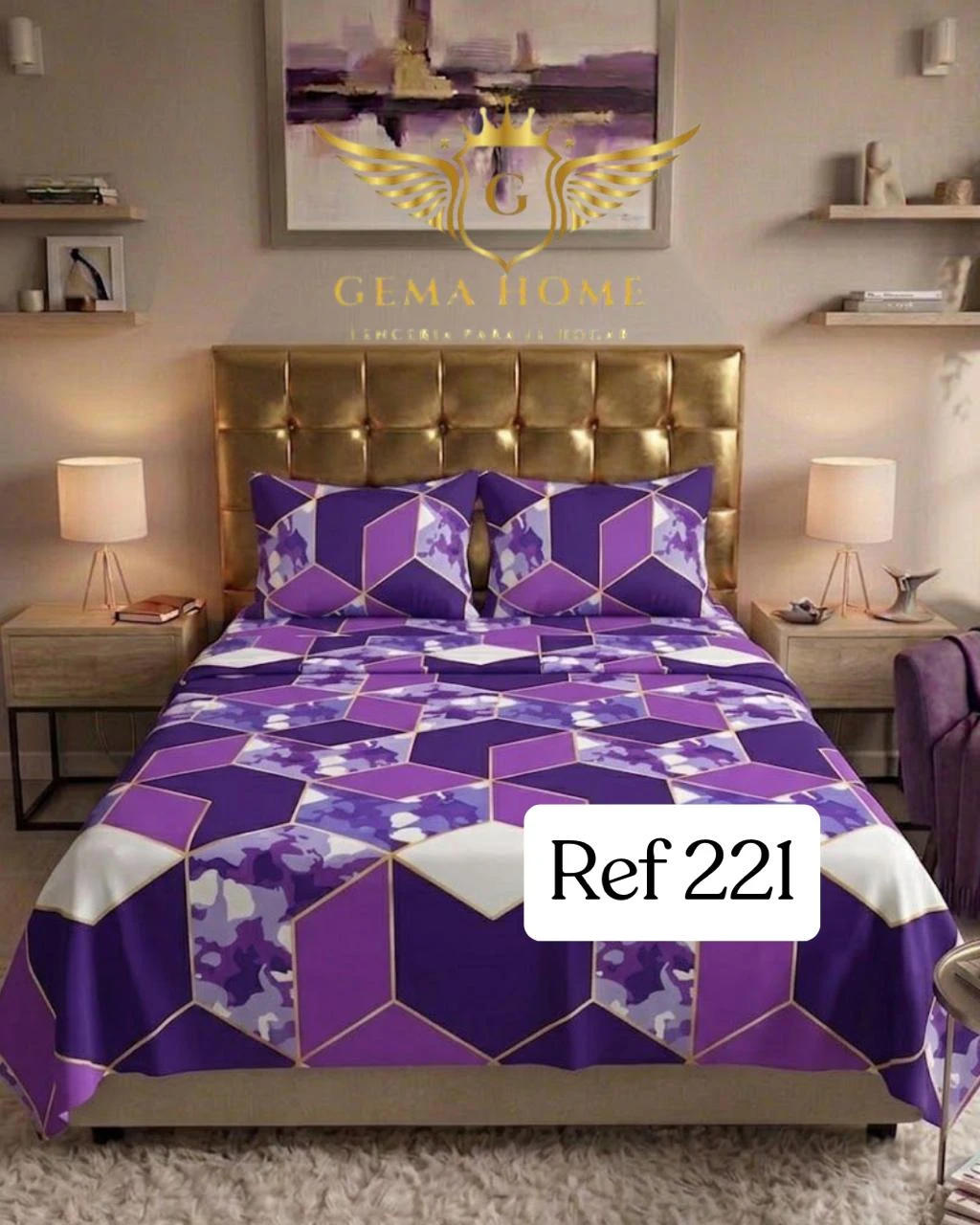 Juego de sábanas de polialgodón 800 hilos con planchado permanente, color morado con estampado geométrico y detalles dorados, sobre cama con cabecero tapizado en tono dorado.
