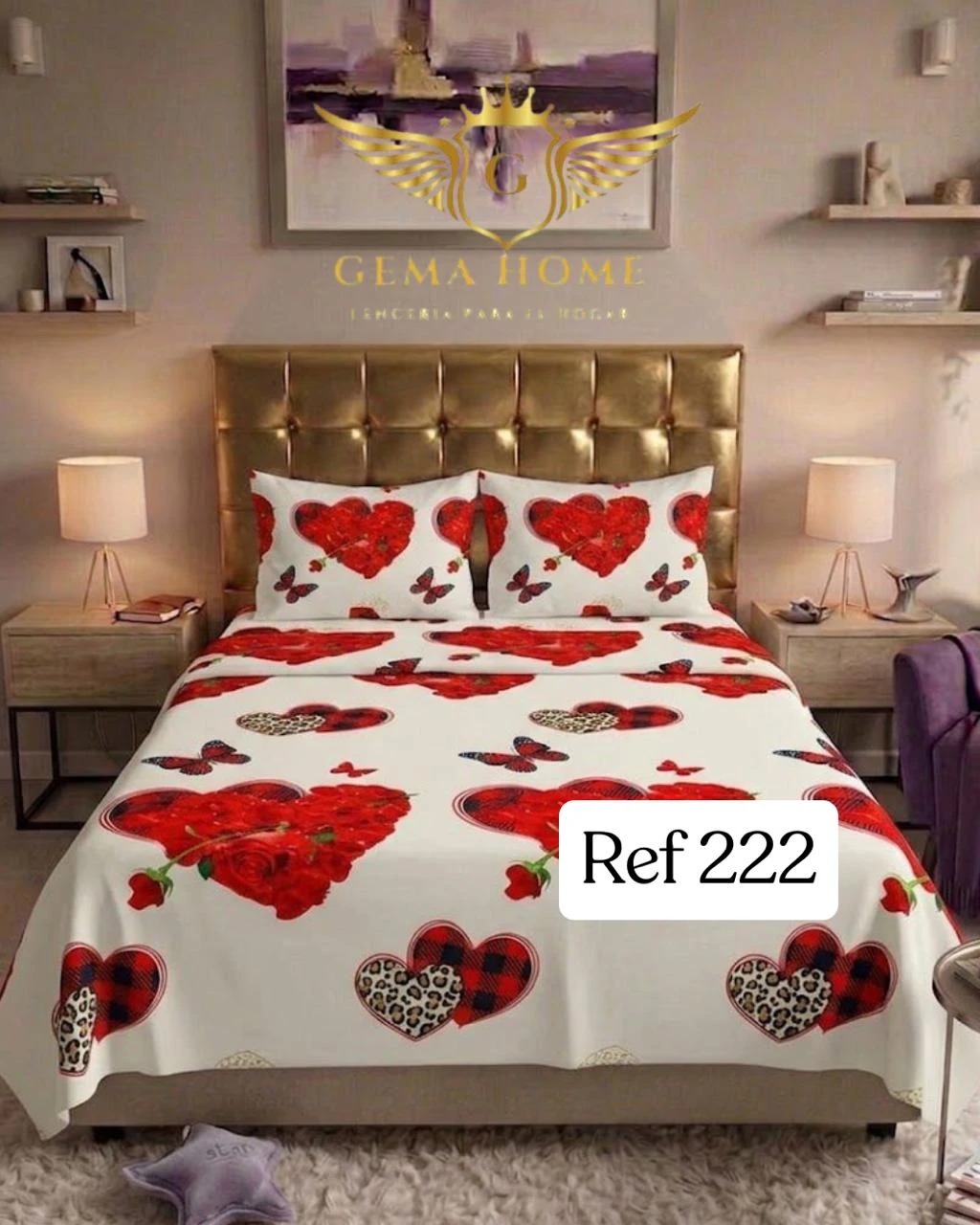 Juego de sábanas de polialgodón con estampado de corazones rojos y patrones de leopardo, sobre fondo blanco, en cama con cabecero dorado.