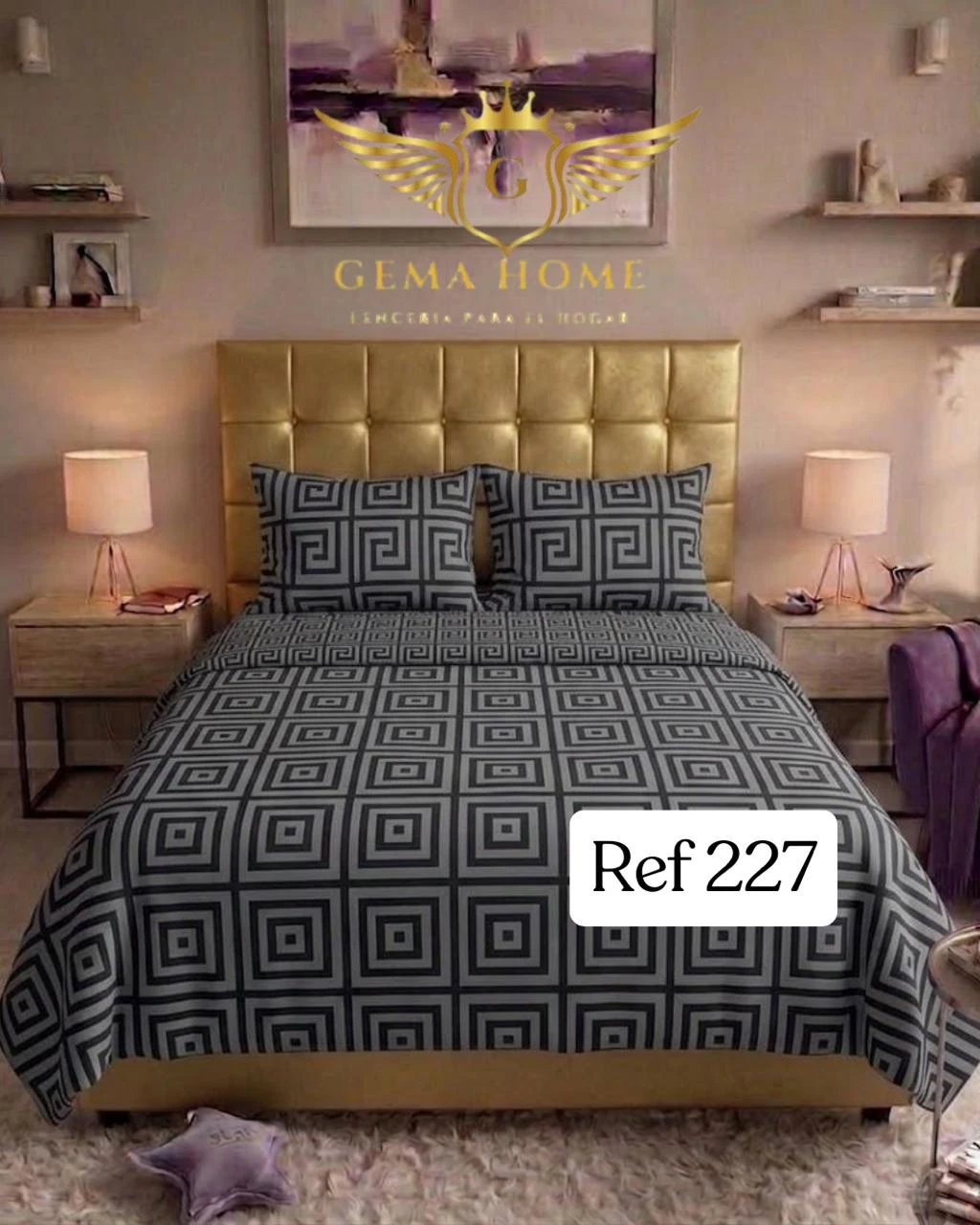 Juego de sábanas de polialgodón 800 hilos con planchado permanente, color gris oscuro con estampado geométrico, sobre cama con cabecero dorado y cojines a juego.
