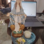 Virgen Milagrosa de resina con base corazón azul, veladora blanca y rosario dorado, ideal para altar o decoración religiosa en hogar.