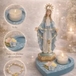 Virgen Milagrosa en resina con base corazón azul, veladora incluida y denario decorativo; ideal para altar o rincón de oración.