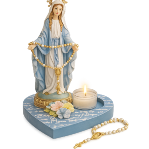 Estátua de la Virgen Milagrosa con base en forma de corazón azul, veladora encendida y rosario de perlas blancas con crucifijo dorado.