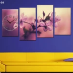 Reloj de pared en cinco paneles con diseño floral y números romanos, montado sobre sofá amarillo en pared azul.