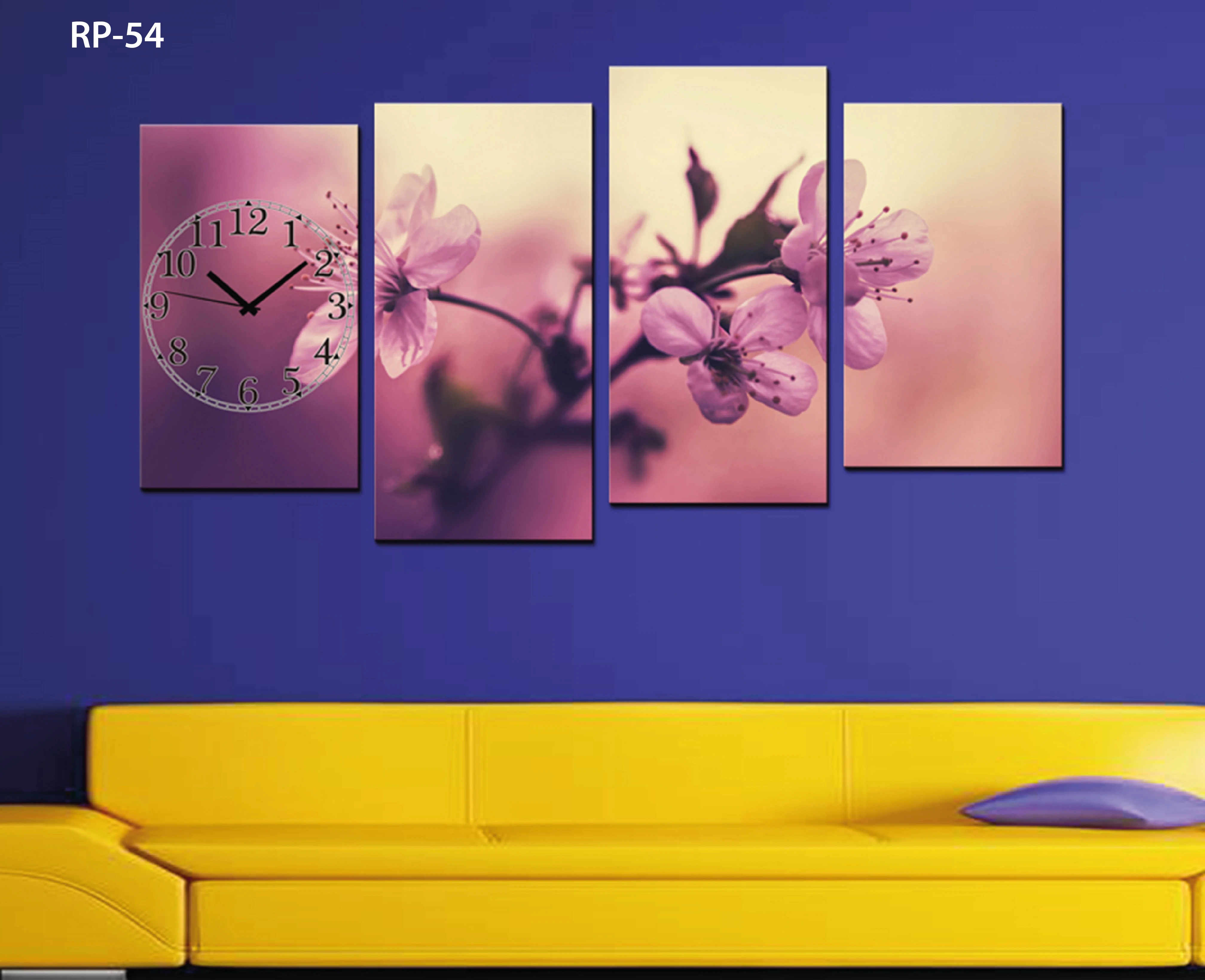 Reloj de pared en cinco paneles con diseño floral y números romanos, montado sobre sofá amarillo en pared azul.