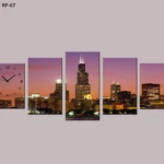 Reloj pared políptico de cinco paneles con vista nocturna de Chicago, incluyendo esfera con números romanos en el primer panel.