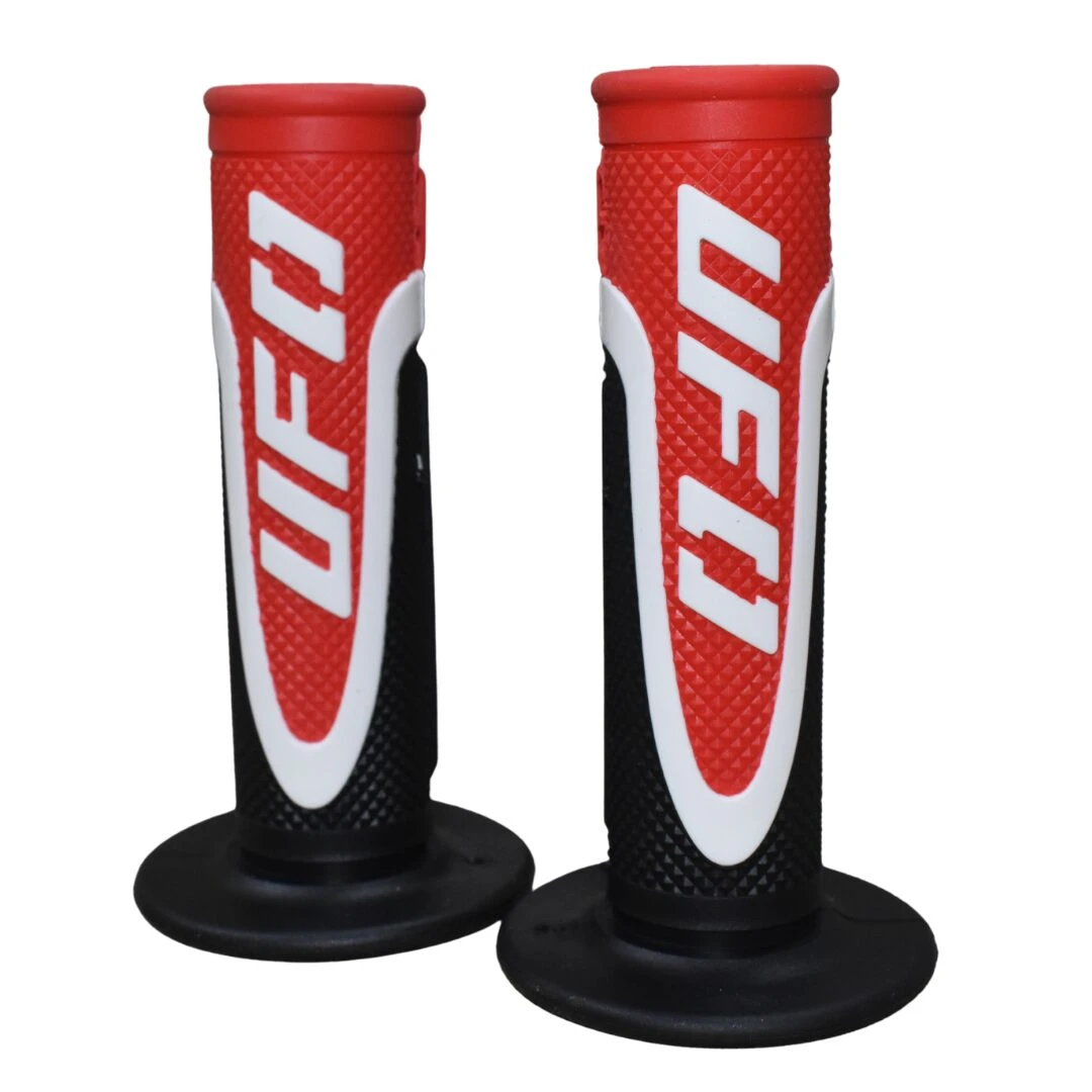 Grips de motocross UFO Control Tech en rojo y negro, con textura antideslizante y base circular, mostrados en vista frontal sobre fondo blanco.