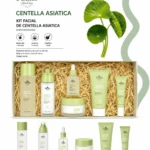 Kit facial Centella Asiática de Paulis en caja con relleno de paja, incluye toner, esencia, sérum, crema, limpiador y crema para ojos, todos en envases verdes y blancos.