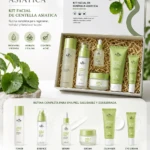 Kit facial Centella Asiática de Paulis Skin Care en caja abierta con siete productos: toner, esencia, sérum, crema, limpiador y dos cremas para ojos, todos en envases verdes y blancos sobre relleno de paja.