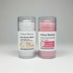 Dos cremas hidratantes en presentación tipo stick, una blanca con extracto de arroz para manos y pies, y otra rosa con durazno para cuidado corporal.
