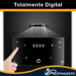 Freidora de aire digital 6L con panel táctil negro, mostrando pantalla LED y botones de control, con mano presionando botón lateral.
