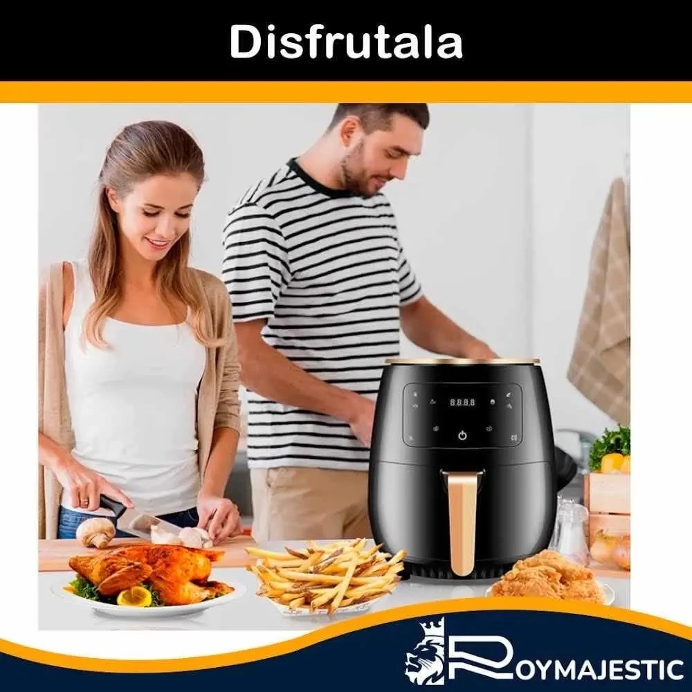 Freidora de aire digital negra con panel táctil y mango dorado, sobre mesa de cocina con personas preparando comida crujiente sin aceite.