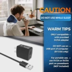 Masajeador térmico de cuello azul con cable USB, adaptador negro y USB-A; hombre usando en oficina.