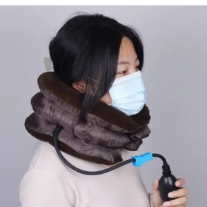 Mujer usando soporte inflable para cuello color marrón, con bomba manual negra y manguera azul, en postura lateral sobre fondo gris claro.
