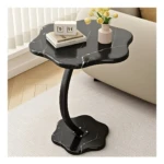 Mesa auxiliar Flower Vintage con diseño orgánico en negro mármol, base curvada y superficie irregular, ideal para sala de estar.