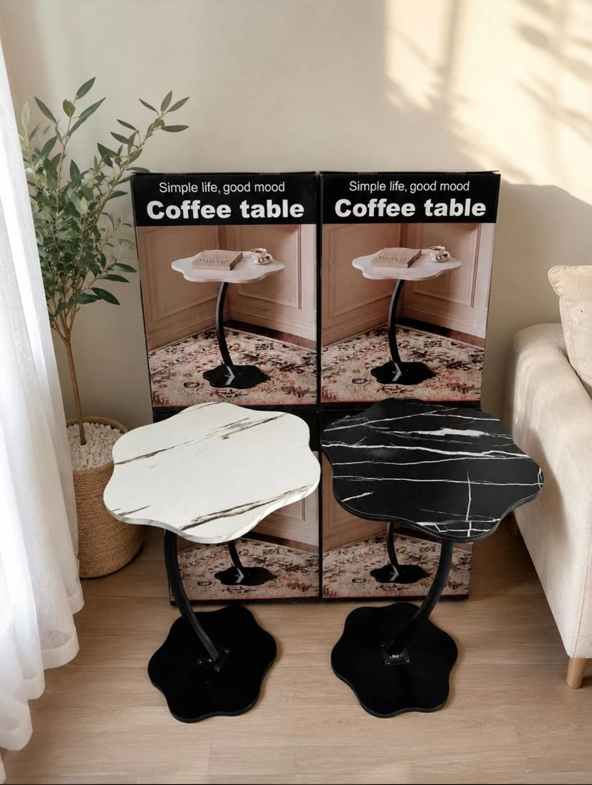 Mesa auxiliar Flower Vintage diseño orgánico, con superficie blanca y negra con vetas, base negra y forma irregular, mostrada junto a su empaque.