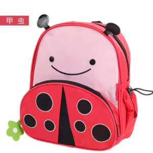 Mochila infantil roja con diseño de mariquita, incluye bolsillo frontal con lunares negros y detalles en rosa claro.