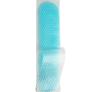 Parche antimigraña azul en presentación individual, con textura de malla y diseño ergonómico para aplicación en cabeza.