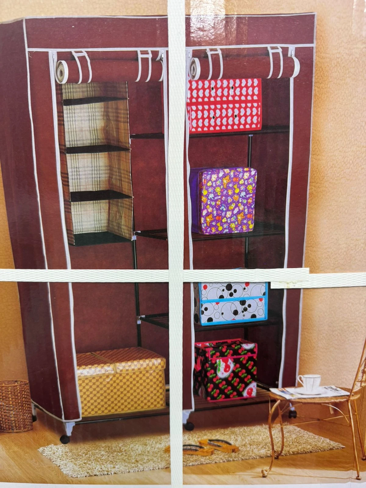 Armario de lona marrón con cinco compartimentos y zona de colgar, mostrando estantes internos y cajas organizadoras de colores.