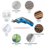 Tijera eléctrica inalámbrica azul con mango ergonómico, cortando materiales como tela de algodón, cuero, cartulina, PVC, fieltro, tallo de planta y hoja de aluminio, con medidas indicadas para cada uno.
