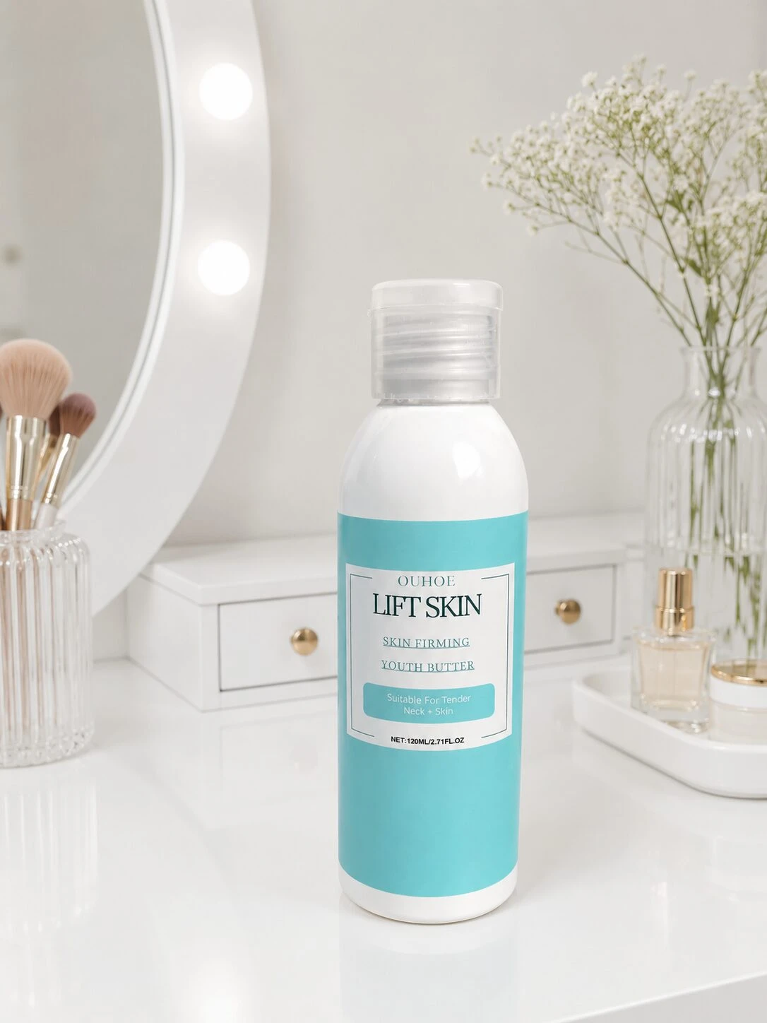 Botella de crema reafirmante Lift Skin en tono azul claro, sobre mesa de tocador con espejo y accesorios de belleza al fondo.