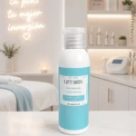 Bote de crema reafirmante Lift Skin en color azul claro, con etiqueta blanca y texto negro, sobre superficie blanca en entorno de spa.