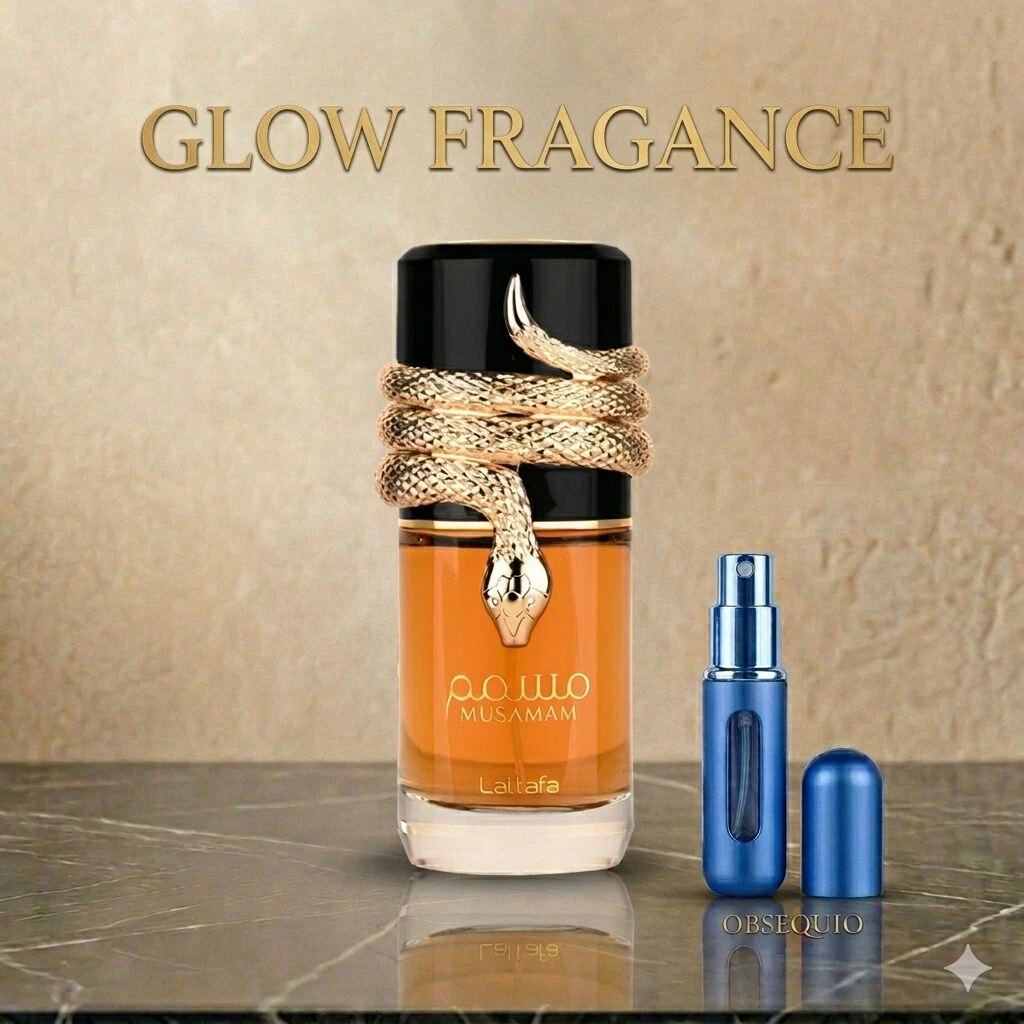 Perfume Musamam Café para caballero en frasco de vidrio con líquido ámbar, tapa negra y serpiente dorada enrollada. Incluye atomizador azul metálico y tapa separada sobre superficie de mármol.