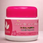 Jarrón blanco con tapa rosa brillante, etiqueta con diseño floral y texto en español que indica mascarilla capilar para niñas, con frutas y vegetales, cabello Rapunzel, brillo, fuerza y suavidad.